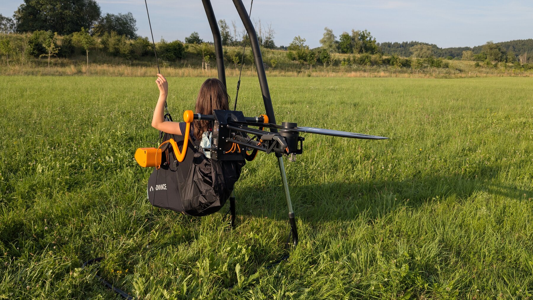 Pilotin mit Terra420 und Advance Lightness Gurtzeug, Ansicht von hinten