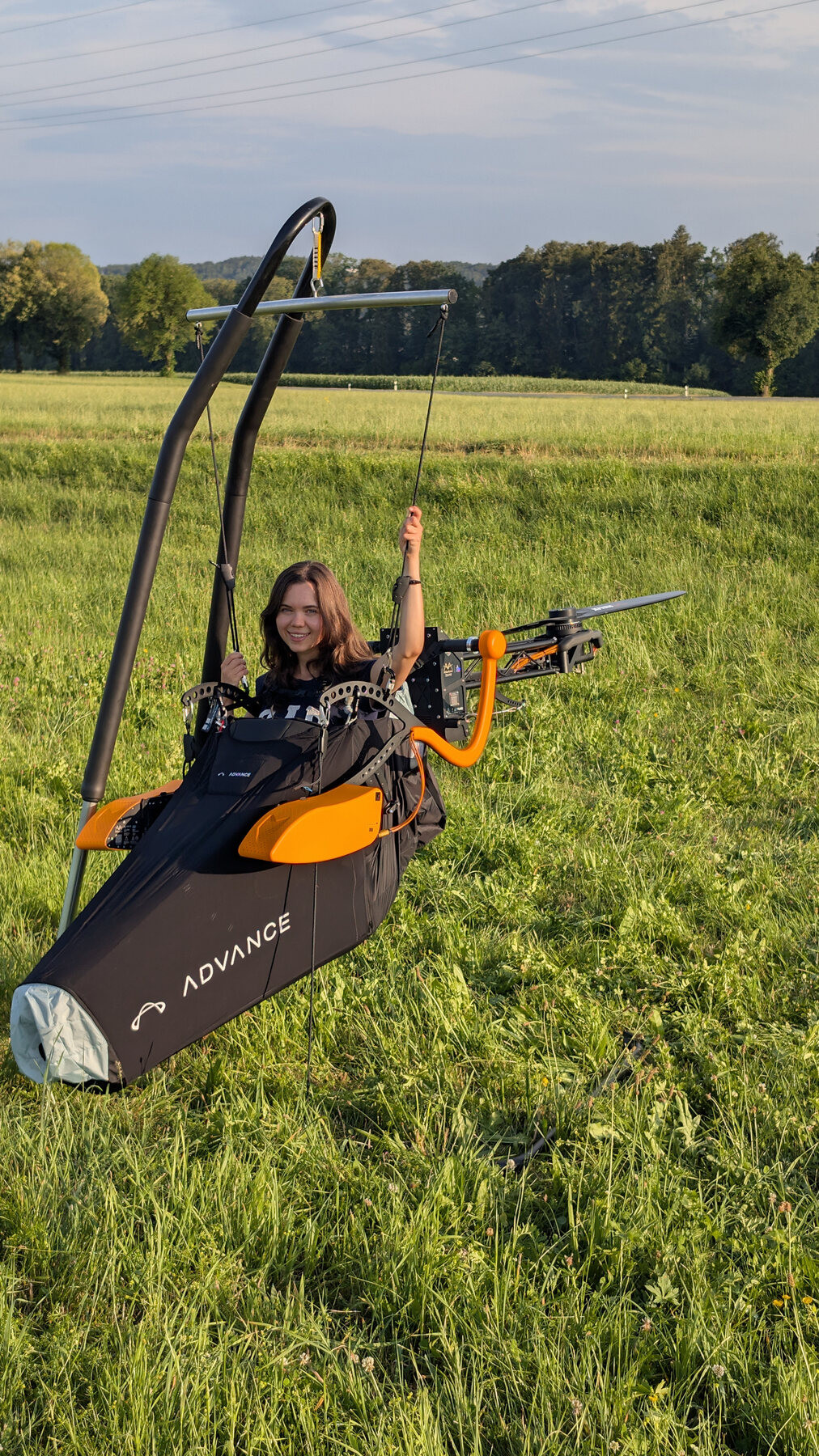 Pilotin mit Terra420 und Advance Lightness Gurtzeug, Ansicht von vorne