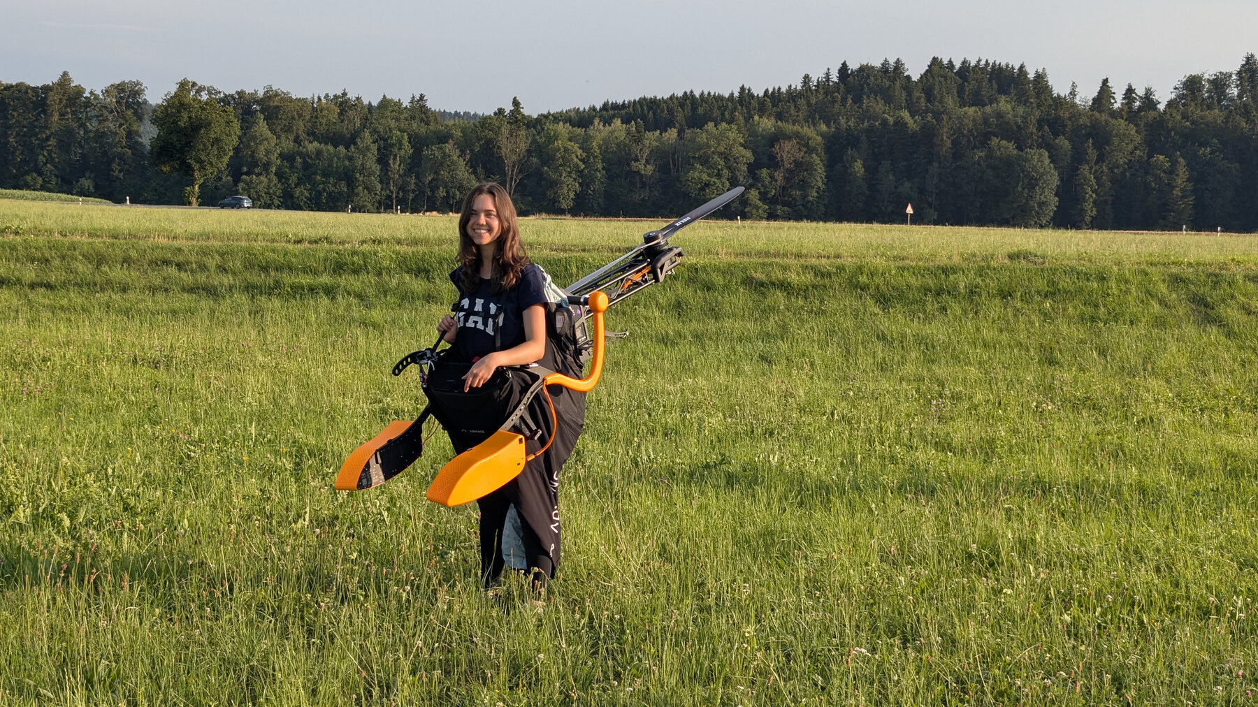 Pilotin mit Terra420 und Advance Lightness Gurtzeug im Stand