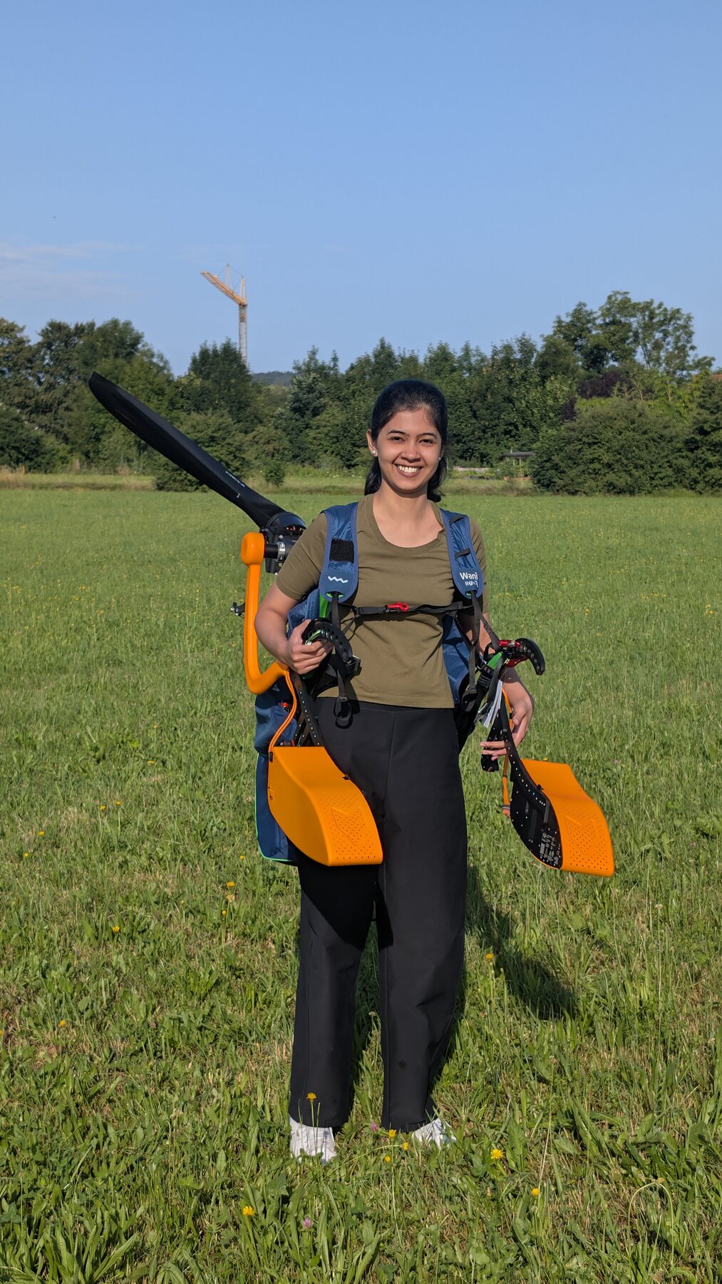 Pilotin mit Terra420 und Woody Valley Wani Light Gurtzeug