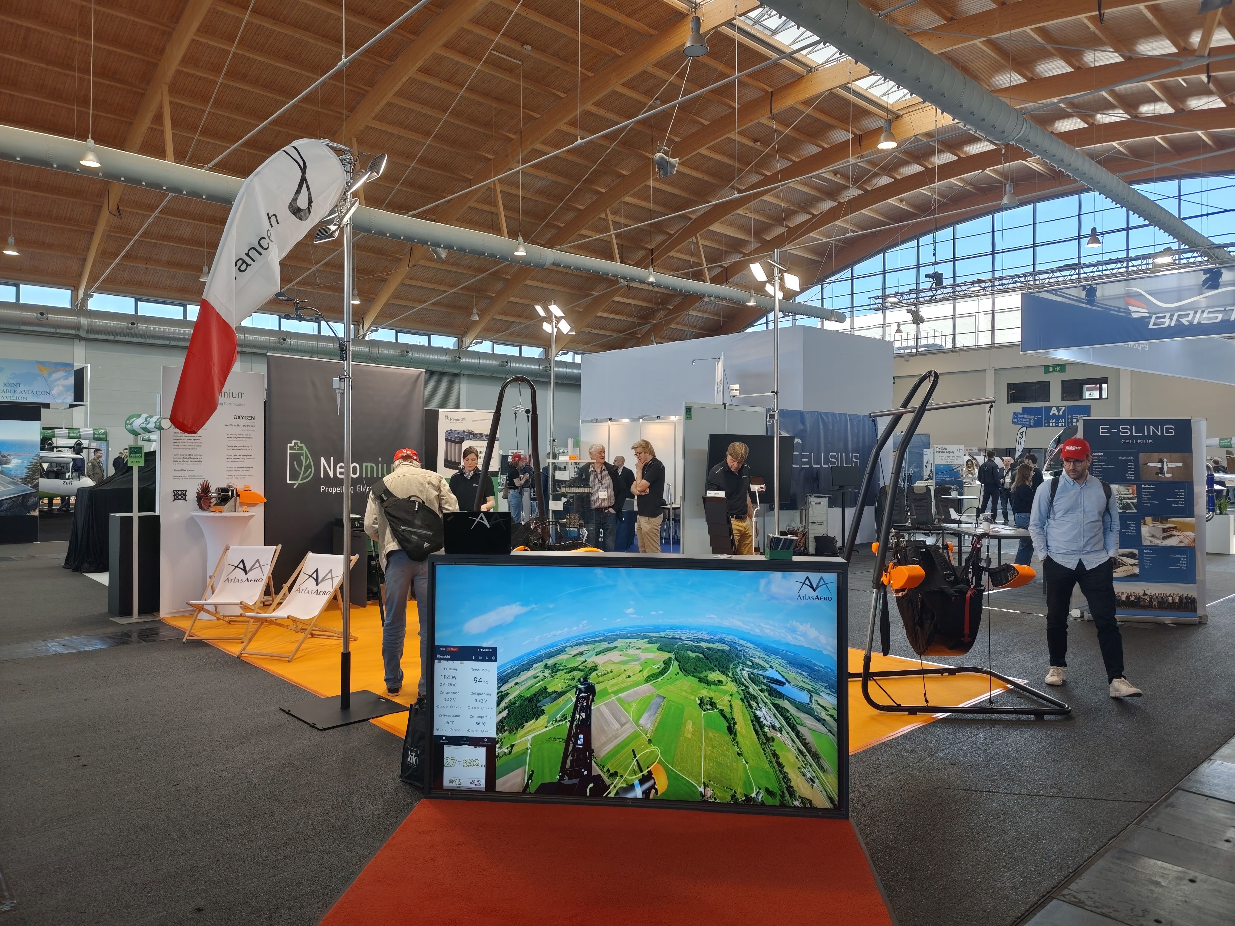 Besucher sehen sich den Terra420 auf einer Messe an